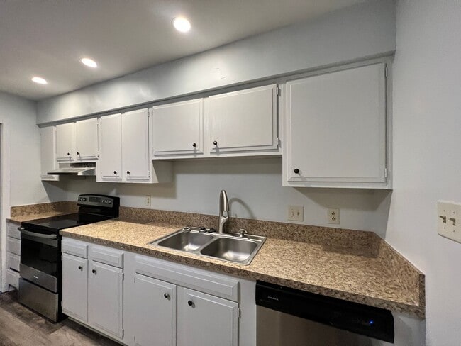 Building Photo - Three-bedroom, two-and-a-half bathrooms in Pembroke Meadows!