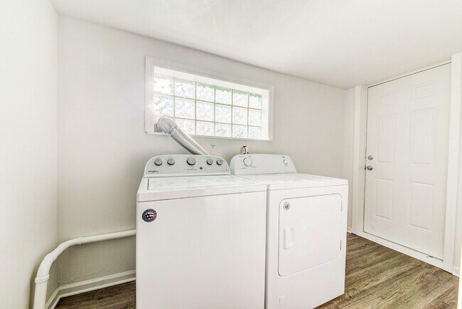 Building Photo - AVAILABLE NOW- 3 BEDROOM, 1.5 BATH HOME!