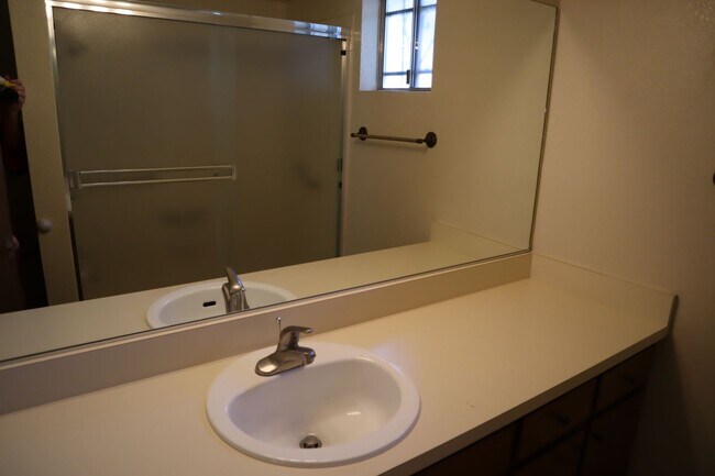 Building Photo - Livable, Lovable, & Avaiable!