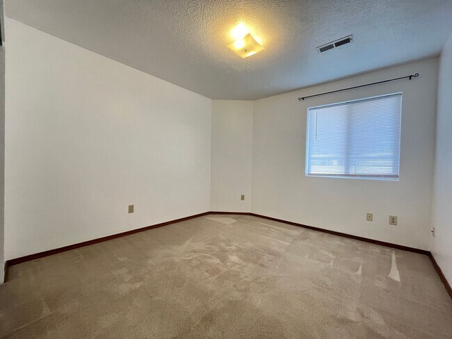 Building Photo - 5211 S Smith Ct
