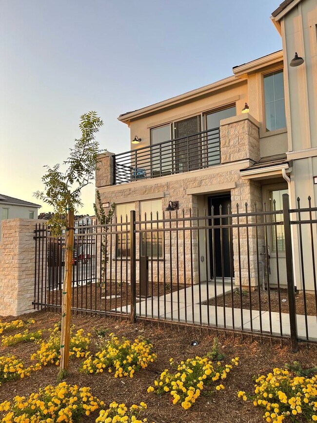 Building Photo - Modern Clovis Town Home, 2BR/2BA, CUSD w/ Solar