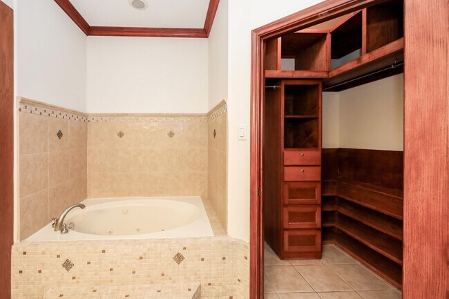 Building Photo - 6514 Grande Bay