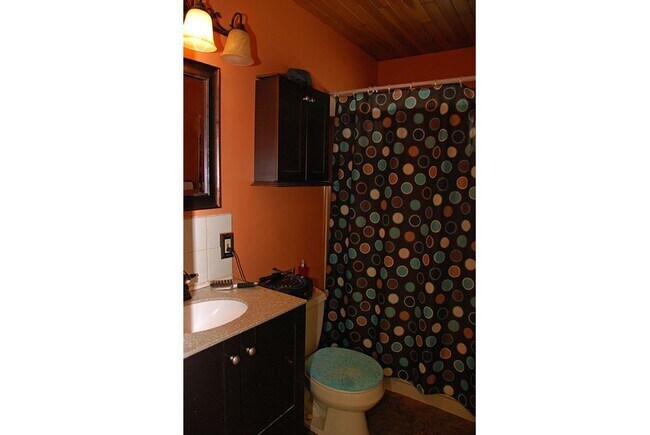 Building Photo - 2 Bed 1 Bath Northwest Rancher with large Garage