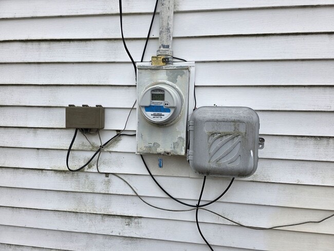 Building Photo - 2 bed, 1 bath Home in Elkhart IN   ACCEPTING SECTION 8