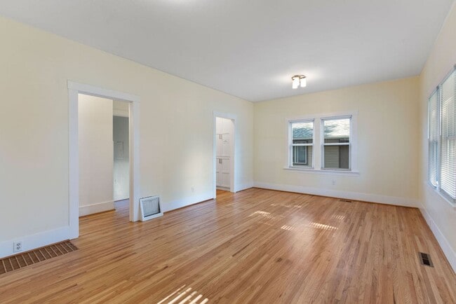 Building Photo - 2 Bedroom 1 Bath Duplex