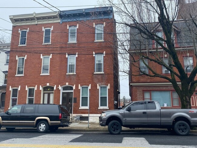 Building Photo - 134 E Lemon St