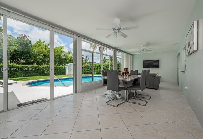 Building Photo - 810 S Rainbow Dr
