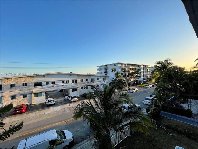 Building Photo - 1801 S Treasure Dr