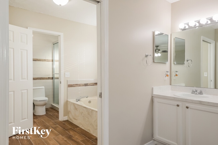 Building Photo - 8726 Bandera Cir S