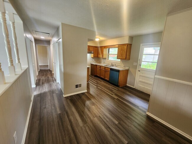 Building Photo - Updated 3 bedroom 1 bath in Fairdale with ...