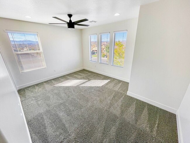 Building Photo - 3298 E Crimson Ridge Dr