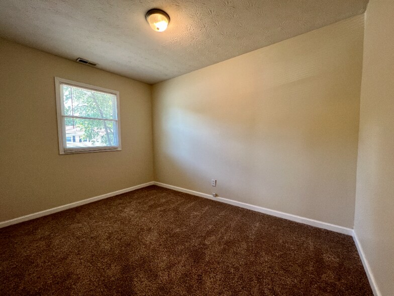 Building Photo - 912 Sharon Dr