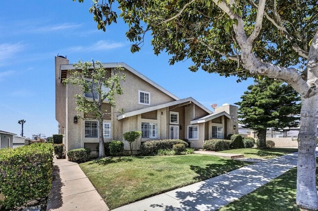 Primary Photo - Stunning Remodeled Townhome in Prime Locat...