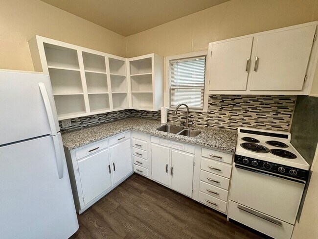 Building Photo - 556 Ward St