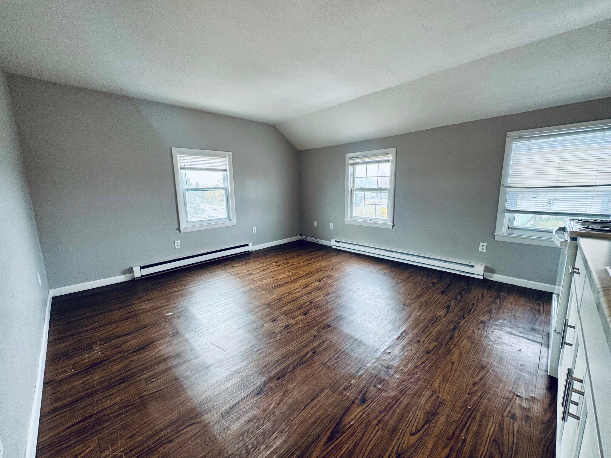 Building Photo - 420 Wellington Ave