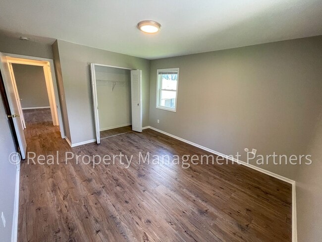 Building Photo - 3920 Camelot Dr SE
