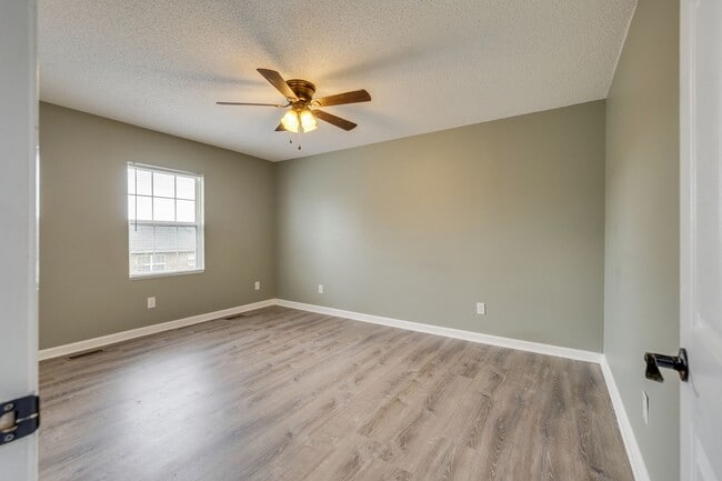 Building Photo - 2 br/ 1.5 bath condo Johnson City