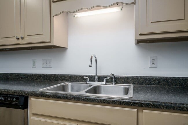 Building Photo - Charming and Newly Renovated 3 Bedroom 2 Bath Home Available Now!