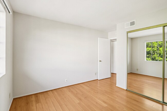 Building Photo - 700 E Cedar Ave