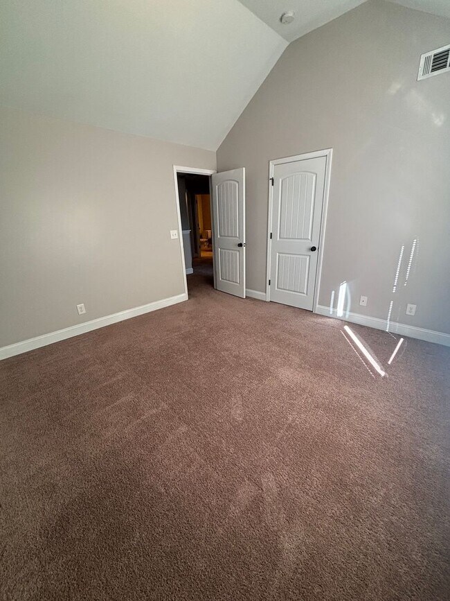 Building Photo - Luxury Home