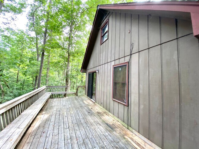 Building Photo - 2 Bed/1 Bath Cottage in Private Area