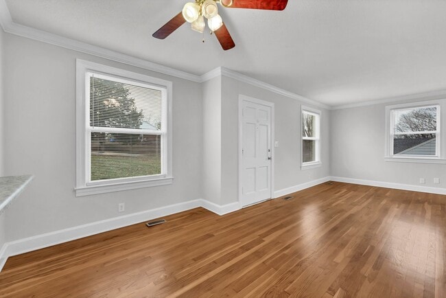 Building Photo - Conveniently Located off Memorial Dr! Lovely 2 Bed 1 Bath Home!