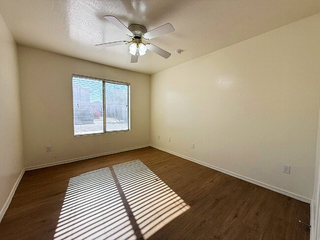 Building Photo - For Rent: Spacious 3 Bed, 2.5 Bath Home with Den & Bonus Room!