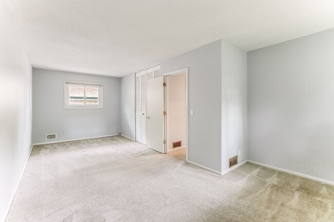 Building Photo - 2 Bedroom Condo in charming Plymouth neigh...
