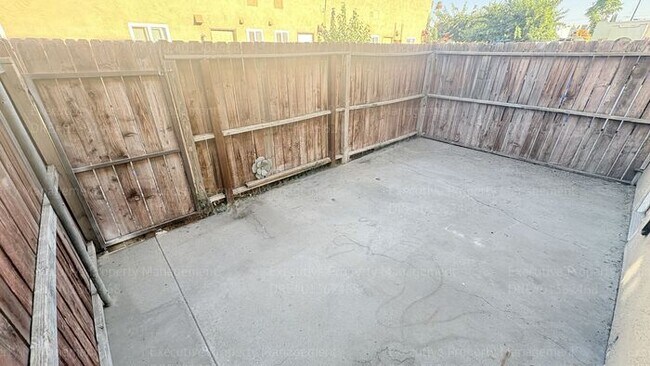 Building Photo - 2 bedroom 1.5 bathroom townhome near shopping centers and hospital! Located in the 93305 zip code...