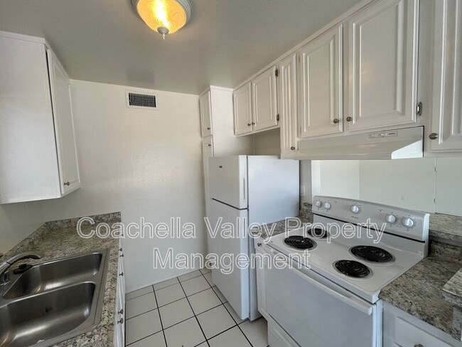 Building Photo - 550 El Cielo Rd