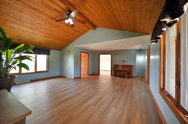 Building Photo - 202 Lac La Belle Dr
