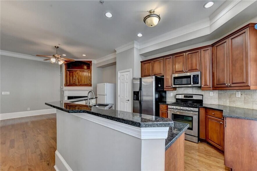 Building Photo - 813 Clifton Heights Ln NE