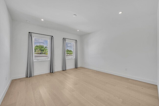 Building Photo - New Construction- walk to Park Avenue