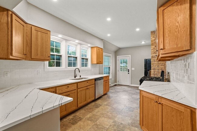 Building Photo - Rare Kenwood Townhome, Across from Campus