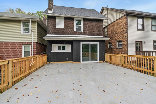 Building Photo - 2242 Manor Ave