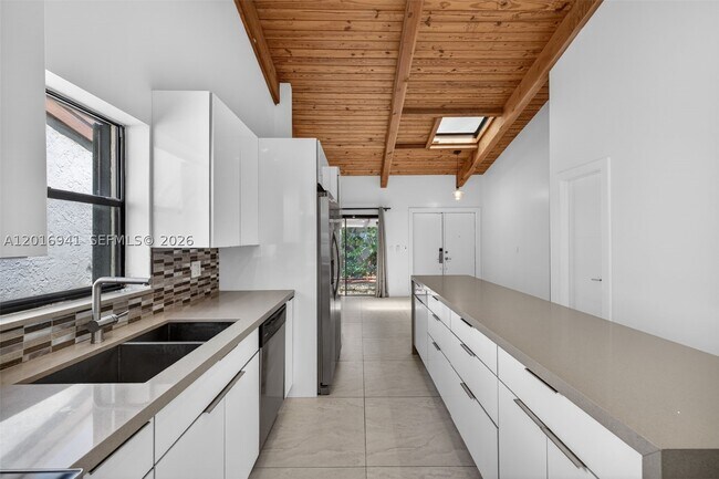 Building Photo - 2619 Parkview Dr S