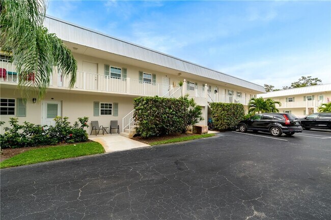 Building Photo - 900 Jasmine Ln