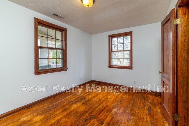 Building Photo - 5501 Lake Shore Dr