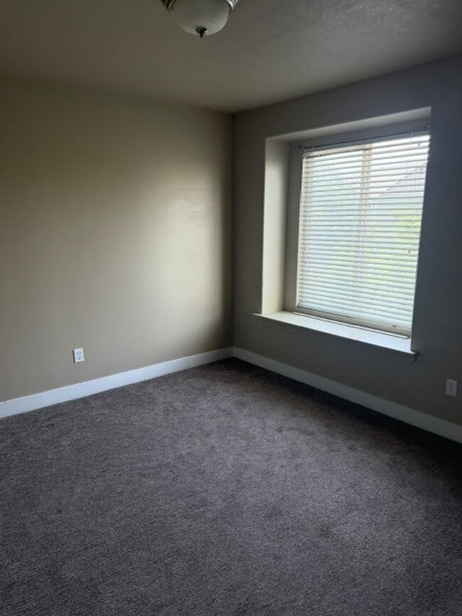 Building Photo - Apartment For Rent