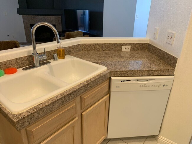 Building Photo - Lovely furnished Green Valley condo in Res...