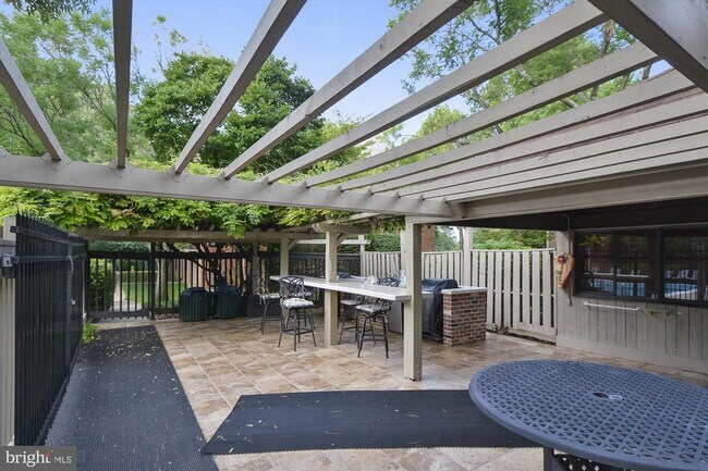 Building Photo - 300 Hilltop Ln