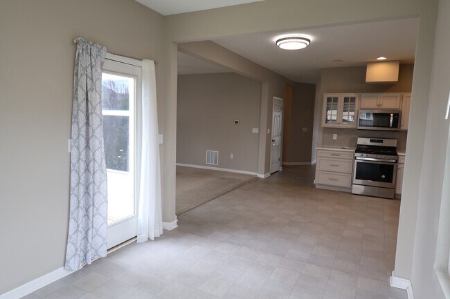 Building Photo - 1899 Lakecrest Dr