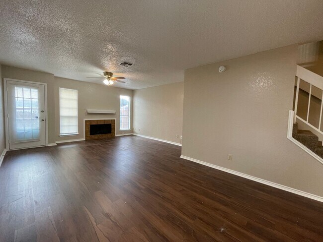 Building Photo - AVAILABLE NOW 2 BEDROOM 1.5 BATH TOWNHOME ...