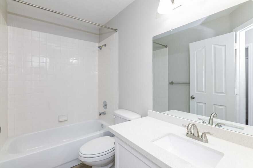 Building Photo - 2037 Madica Ave