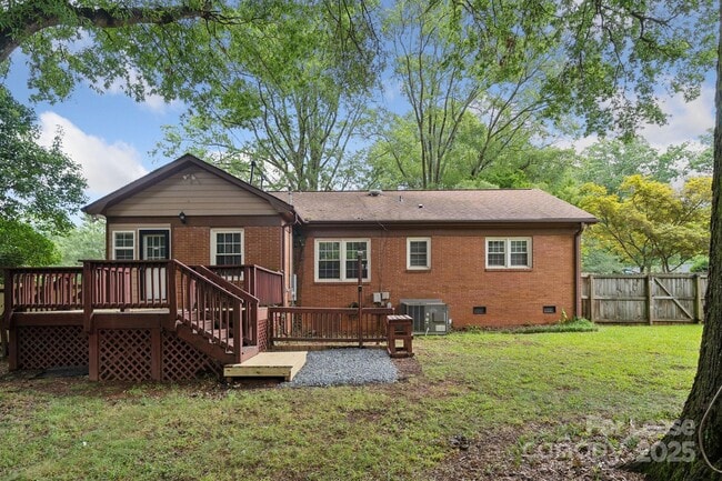 Building Photo - 1818 Woodland Dr