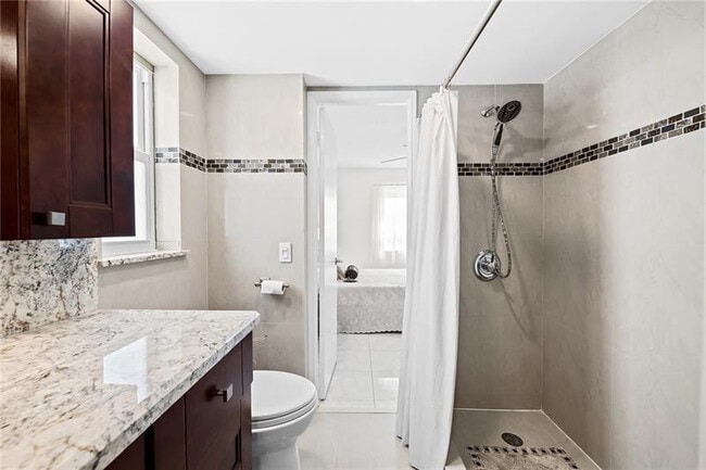 Building Photo - 900 NE 18th Ave