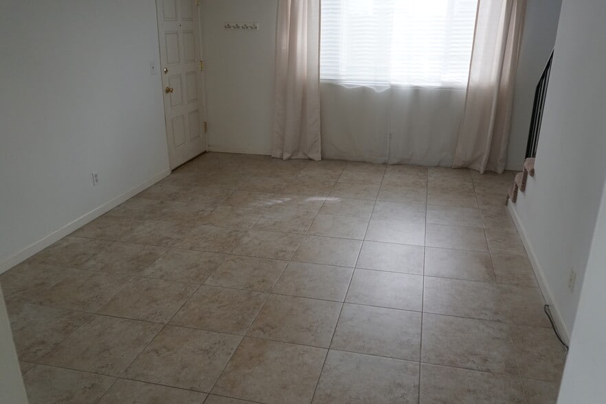 LIving - 2409 Harriman Ln