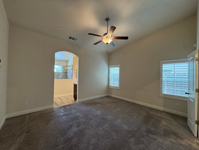 Building Photo - 391 Maclure Ave