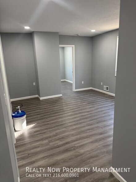 Building Photo - 2054 W 98th St