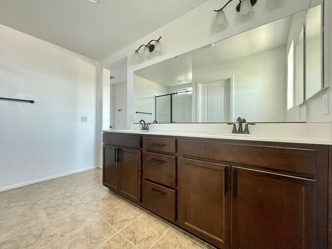 Building Photo - Amazing 3 bedroom in master planned commun...